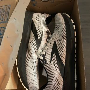 Brooks Revel 5 Energize running shoe. Women’s 7.5 medium.